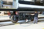 「ロック」の車体へ台車を入れる作業