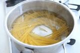 200グラムをゆでる場合、水1.5リットルに対して塩15グラムが目安です
