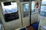 乗務員室直後の座席からは運転台がよく見える（記者撮影）