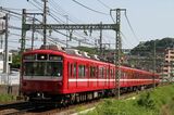 800形は2000形の登場後、窓回りが白の塗装から従来車と同じ窓下に白帯を入れた塗装に変更された（撮影：南正時）