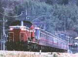 DD51形ディーゼル機関車の牽引で吾妻線を走る「サロンエクスプレス東京」（撮影：南正時）