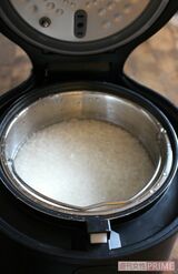 お米をといでざる釜に入れる。内釜の目盛りに合わせて水を入れてざる釜をセットして水に浸す（写真：週刊女性PRIME）