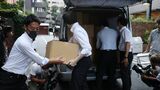 8月5日、東京都千代田区にある日本風力開発の塚脇正幸社長宅の家宅捜索に入り、段ボールを運び出す東京地検の係官ら（写真：時事）