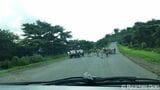 エチオピア陸軍も牛が道路を横切る時には徐行する（写真：著者提供）