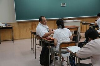 副校長の菅原氏もチームティーチング（TT）に入ることも