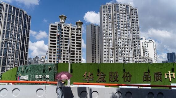 中国にある建設が途中でとまっているマンションと完成したマンション