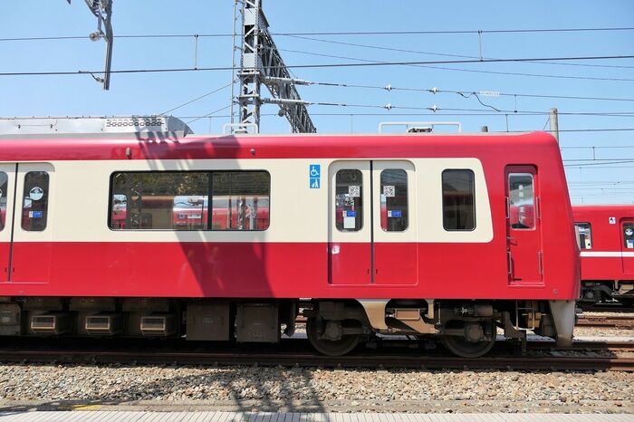 600形以降の車両は窓周り白の塗り分けになった