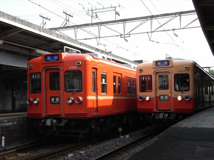 柴又駅での京成赤電（写真は復刻塗装車）