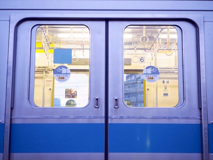 車内の壁はドア窓の両サイドに見える
