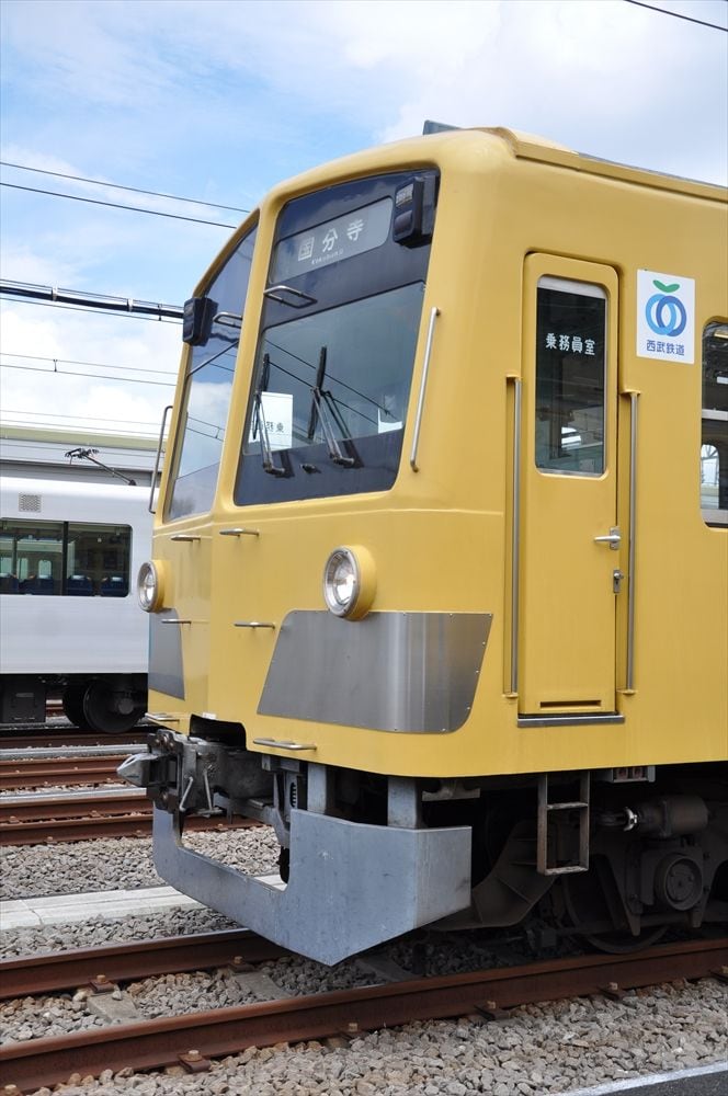 彫りの深いデザインの先頭部