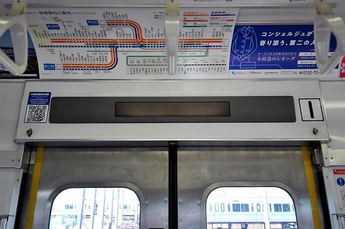 ドアの上にあるLEDの案内表示装置
