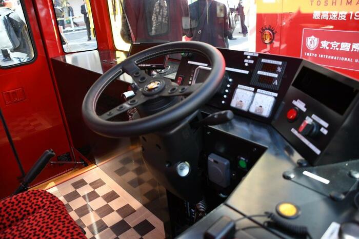 イケバスの運転席