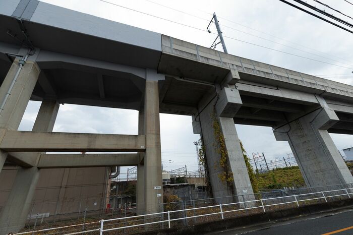 左側は山陽新幹線開業時、右側は九州新幹線開業時に建設。