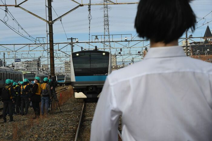 マネキンに近づく列車