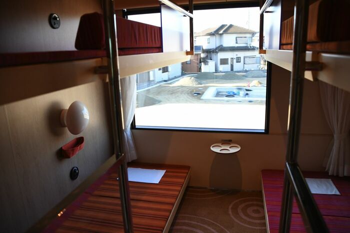 昼の車内でもごろ寝ができる