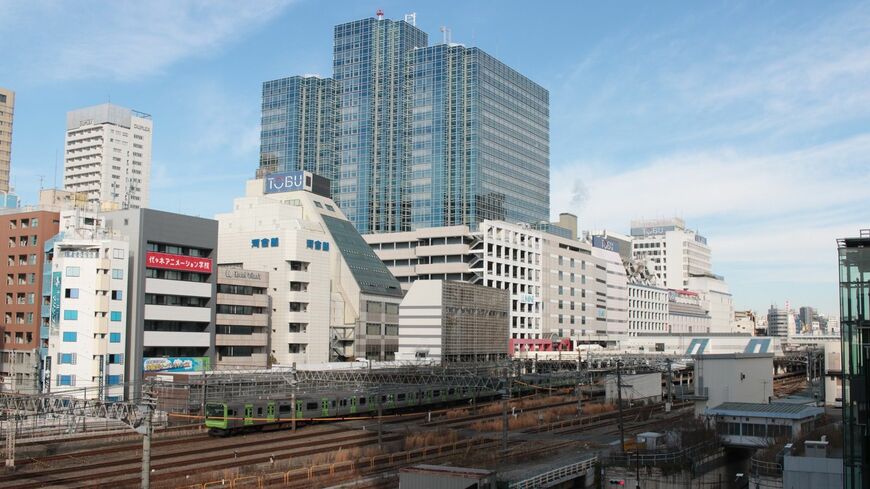 JR池袋駅の全景。東側（画面右）に西武池袋線、西側に東武東上線の駅がある（筆者撮影）