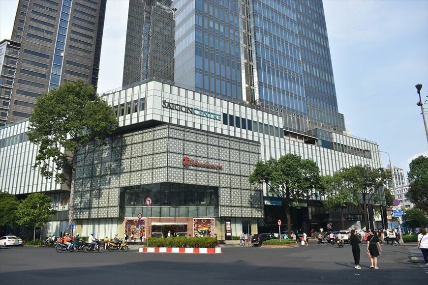 ベンタイン駅とオペラハウス駅の間にある高島屋（筆者撮影）