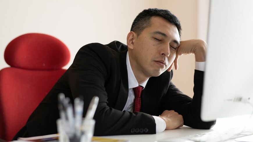 居眠りするビジネスマン