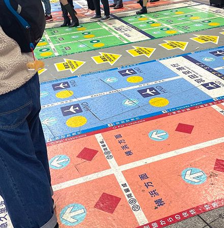 東京・品川駅のホームに書かれていた案内図。色分けされ、一見わかりやすいようだが、よくみると英語表記はとても小さく、いろいろな文字が縦横入り混じり複雑だ（2022年12月 筆者撮影）
