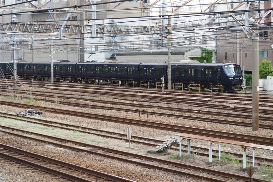 鶴見駅付近を走る相鉄・JR直通線の列車。相鉄の車両だ（記者撮影）
