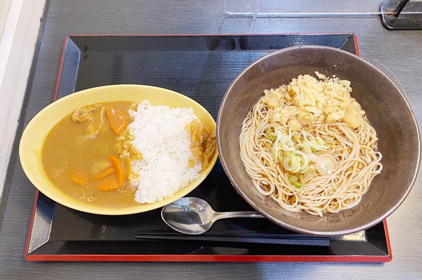 朝セット カレー450円、かけそばもしくはもりそばとミニカレーのセット（写真：筆者撮影）