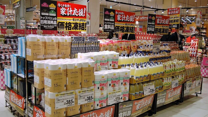 食品値上げラッシュの中、価格据え置きを打ち出す向きも（写真:時事）