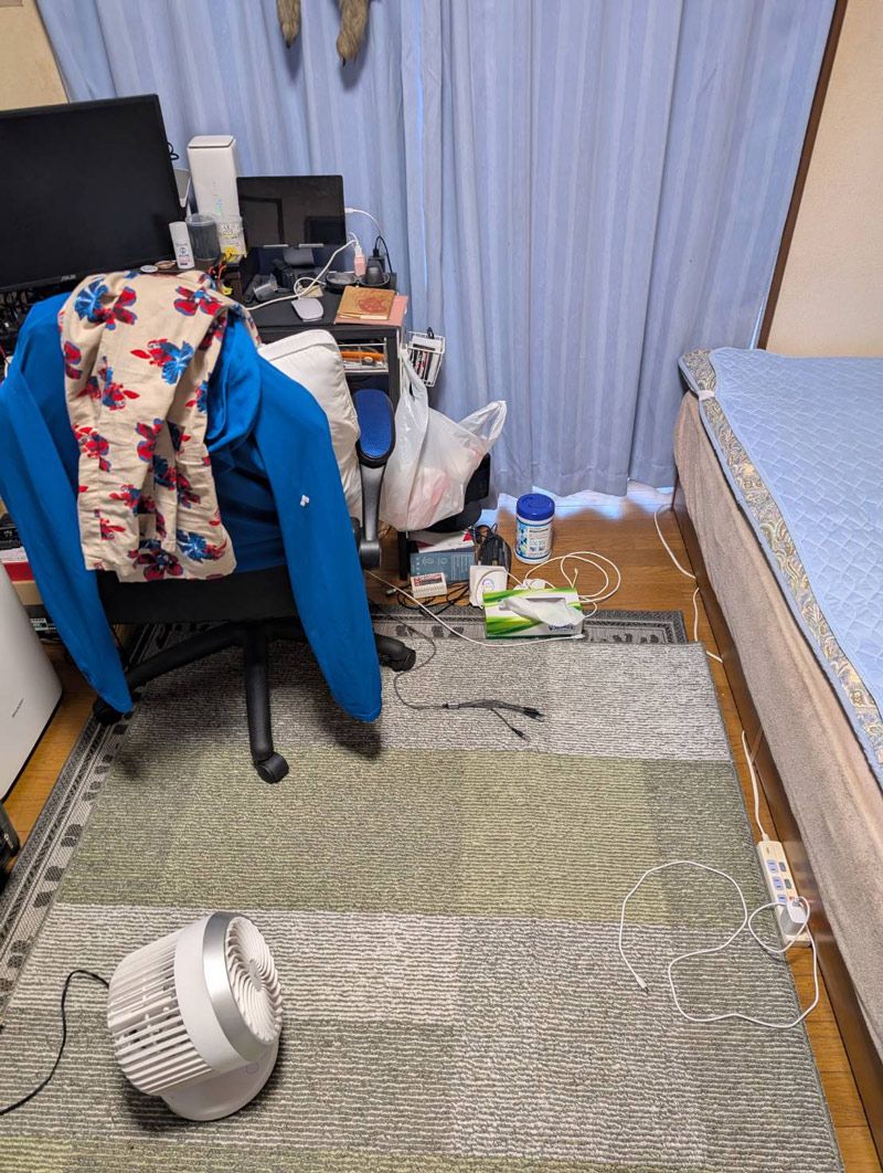 子供の頃から使う6畳ほどの自室で今も生活している（写真：しまだだーよさん提供）