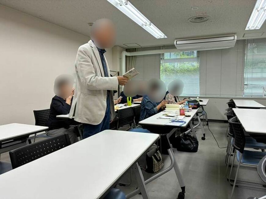 漢詩を吟じる男性（写真：筆者撮影）