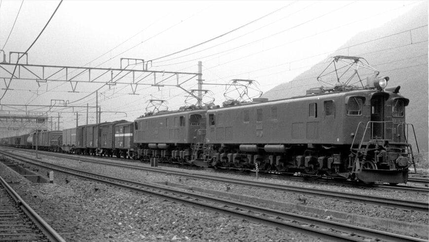 EF16形とEF15形の重連が牽引する上越線の貨物列車。石打付近にて（撮影：南正時）