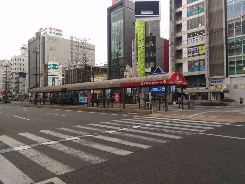 岡山駅前電停の乗車ホーム。降車ホームは写真の左端付近に位置しており、少々離れていた。（筆者撮影）