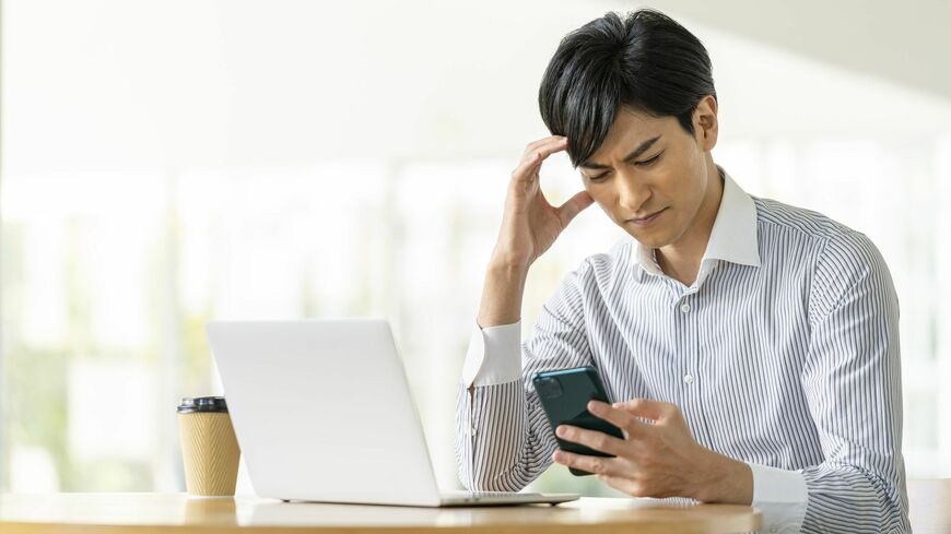 副業が当たり前になりつつある昨今ですが、「会社の収入だけで不安なく暮らせるなら、副業なんかしない」という本音も（写真：jessie／PIXTA）