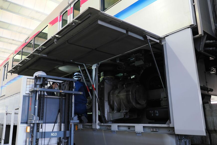 大阪モノレール　車両メンテナンス　床下機器