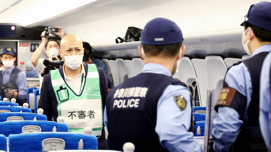 刃物を持った不審者を想定した東海道新幹線車内での訓練（撮影：尾形文繁）