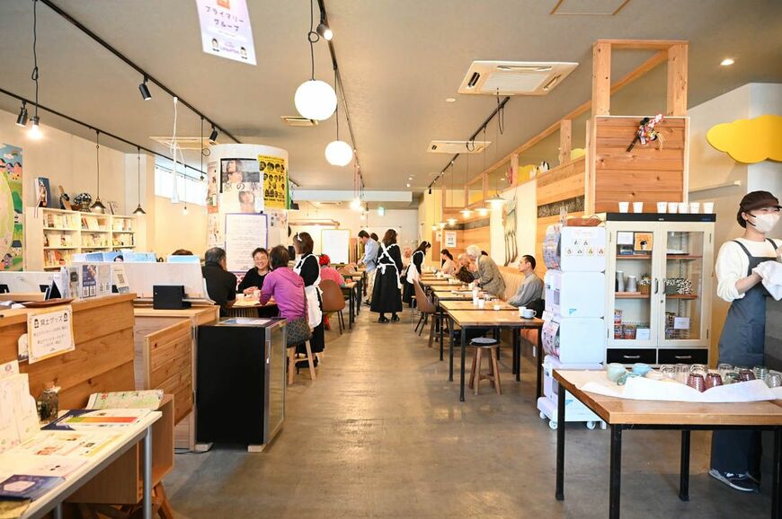 営業時間の終了間際までゆっくりと楽しむ客が多かったのが印象的だった（写真：筆者撮影）