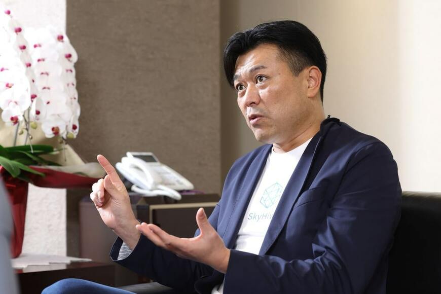 後藤 宗明（ごとう むねあき）／一般社団法人ジャパン・リスキリング・イニシアチブ代表理事。SkyHive Technologies 日本代表。2021年、日本初のリスキリングに特化した非営利団体、ジャパン・リスキリング・イニシアチブを設立。2022年、AIを利用してスキル可視化を行うリスキリングプラットフォームSkyHive Technologiesの日本代表に就任。石川県加賀市「デジタルカレッジKAGA」理事、広島県「リスキリング推進検討協議会/分科会」委員、経済産業省「スキル標準化調査委員会」委員、リクルートワークス研究所客員研究員を歴任。政府、自治体向けの政策提言および企業向けのリスキリング導入支援を行う。著書に『自分のスキルをアップデートし続ける「リスキリング 」』（撮影：尾形文繁）