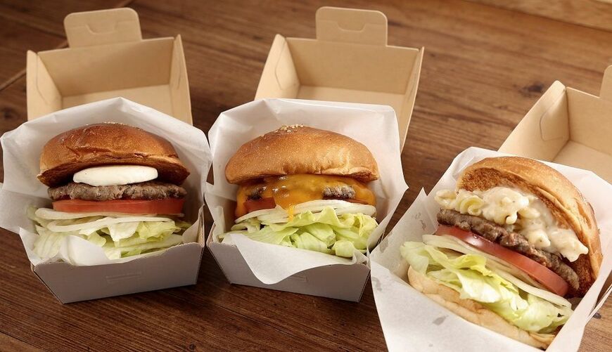 右から、期間限定のマカロニチーズバーガー440円、定番のチェダーチーズバーガー340円、スタッフ人気ナンバーワンのクリームチーズバーガー390円（撮影：尾形文繁）