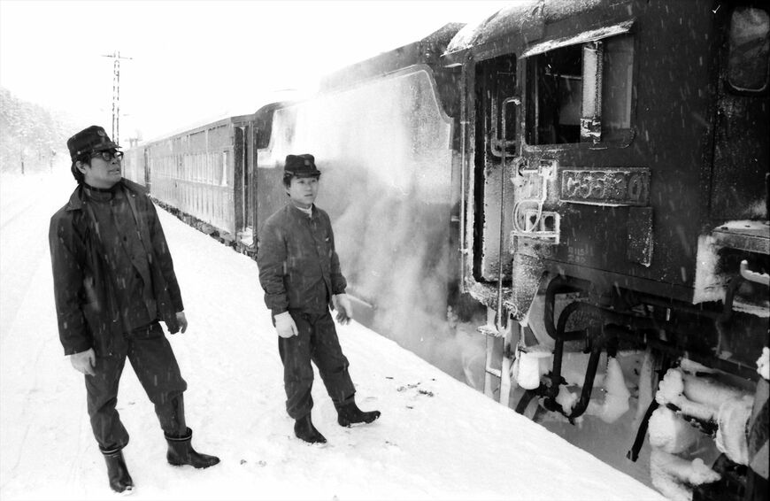 豊清水駅に停車する列車と乗務員＝1973年12月（撮影：南正時）