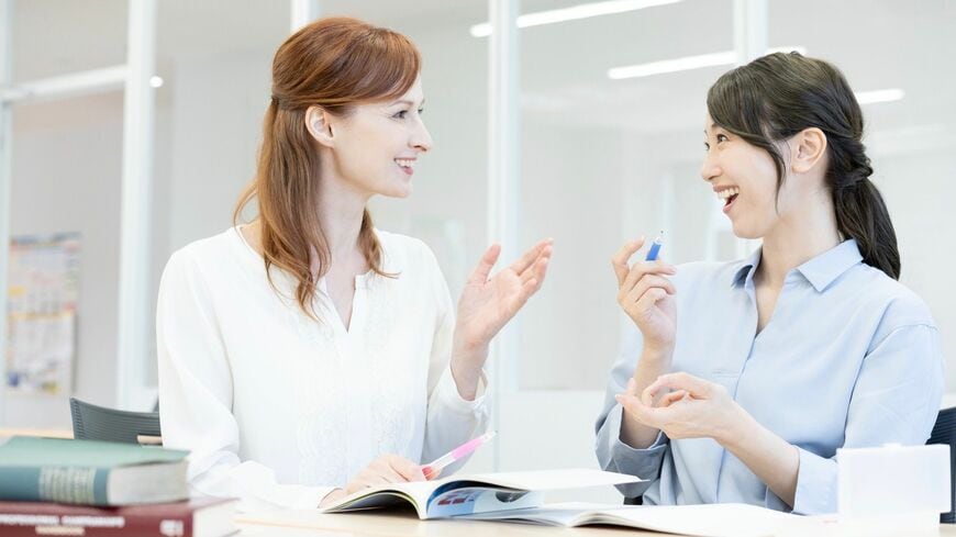 成句では発音が変わることがある英語。ネイティブはどう意識しているのでしょうか（写真：USSIE／PIXTA）