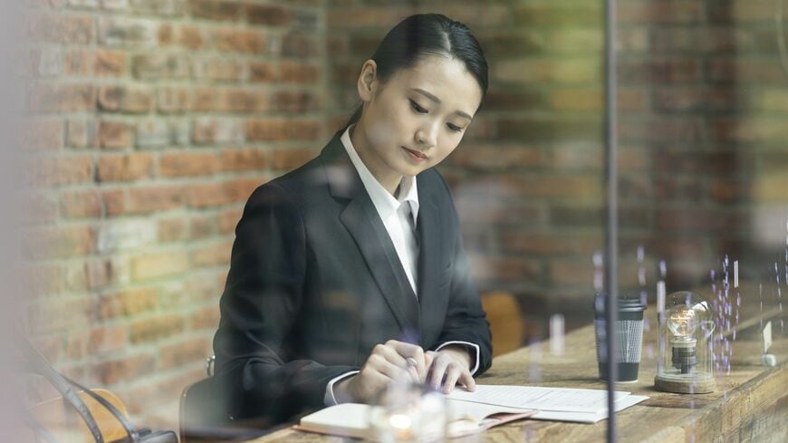 年収が高く倍率が低い企業はどこか （写真：Mills／PIXTA）