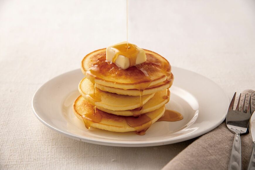 安部司氏が考案した"無添加ヘルシー"おやつ「豆乳入り！ もちもち米粉パンケーキ」（写真：『日本人なら必ず食べたい安部おやつ』より）