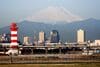 富士山をバックに走る東京モノレール