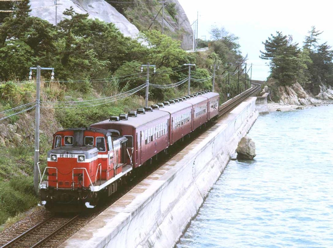 予讃線を走るDE10牽引の50系客車普通列車