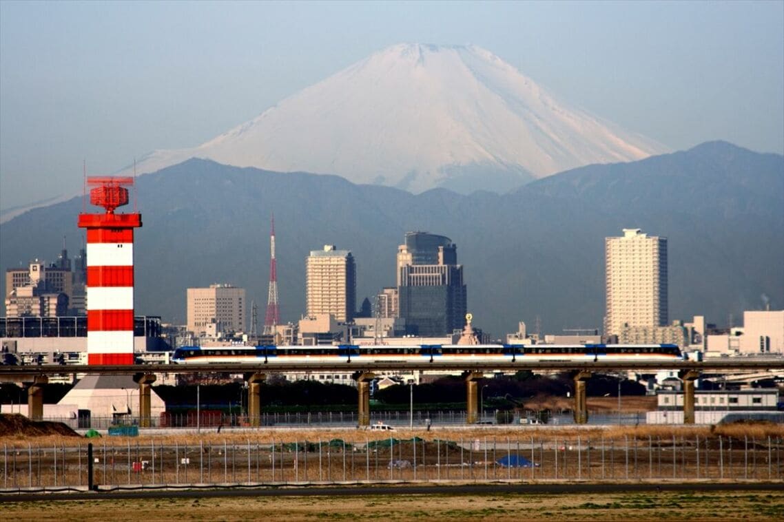 富士山をバックに走る東京モノレール