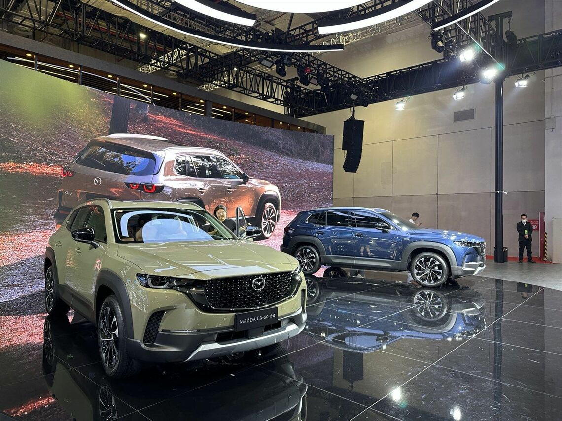 マツダは日本では発売していない「CX-50」のハイブリッド車を公開