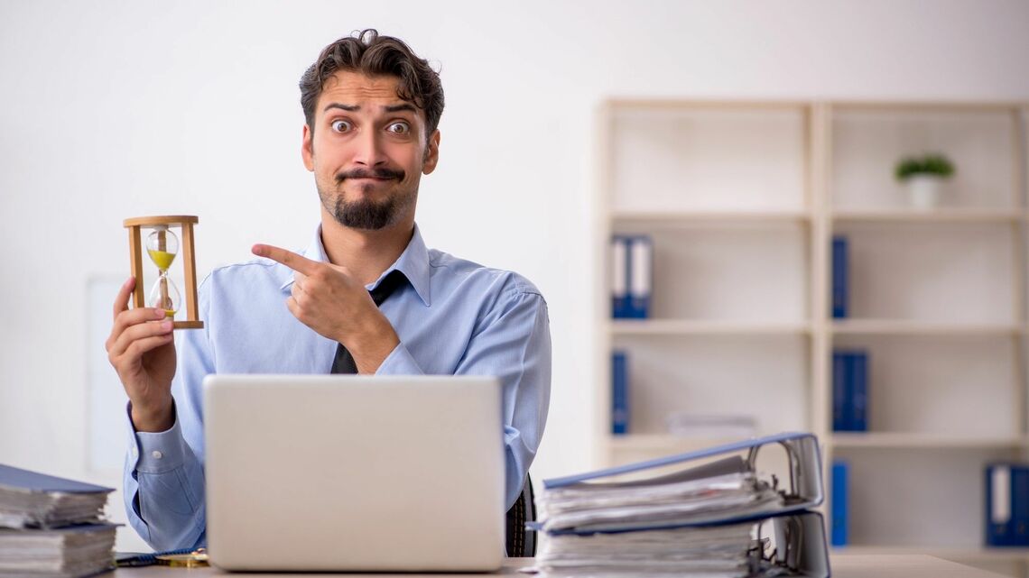 魅力的な誘いにやたらとイエスと答えてしまい、いつのまにか他人の優先順位の中で生きてはいないでしょうか？（写真：Elnur／PIXTA）