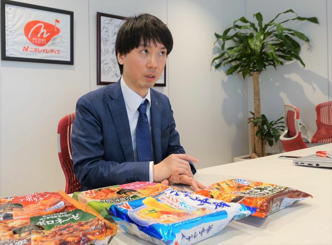 商品を担当する蟹沢氏は「しっかり焼き目を付け、香ばしいという点にこだわった」とポイントを語る（記者撮影）