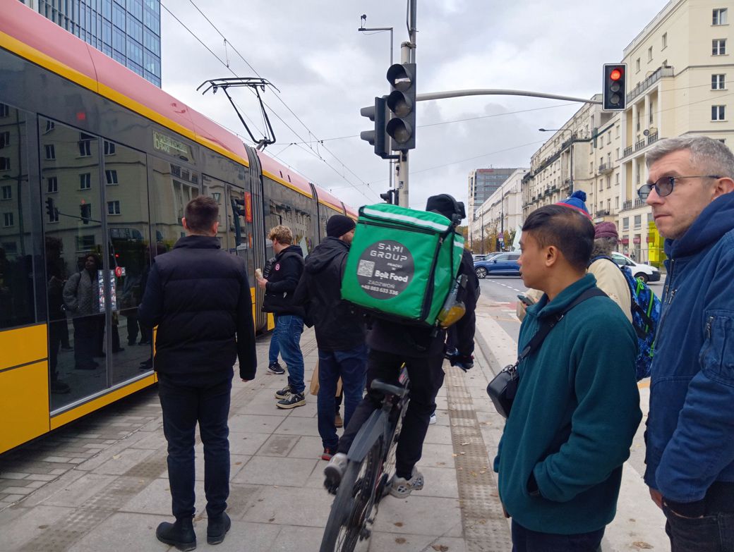 人混みを縫うように走行する配達員（写真：筆者撮影）