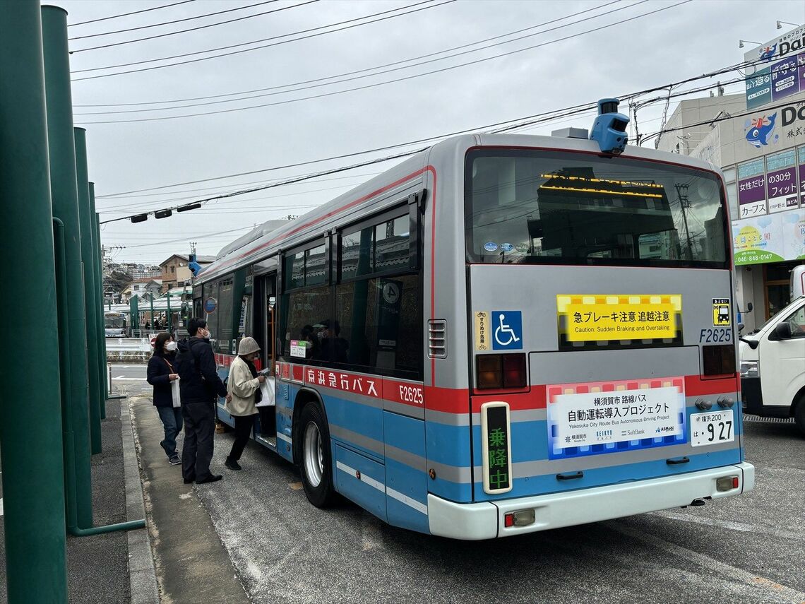 「YRP野比駅」で乗客がバスに乗り込む様子（筆者撮影）