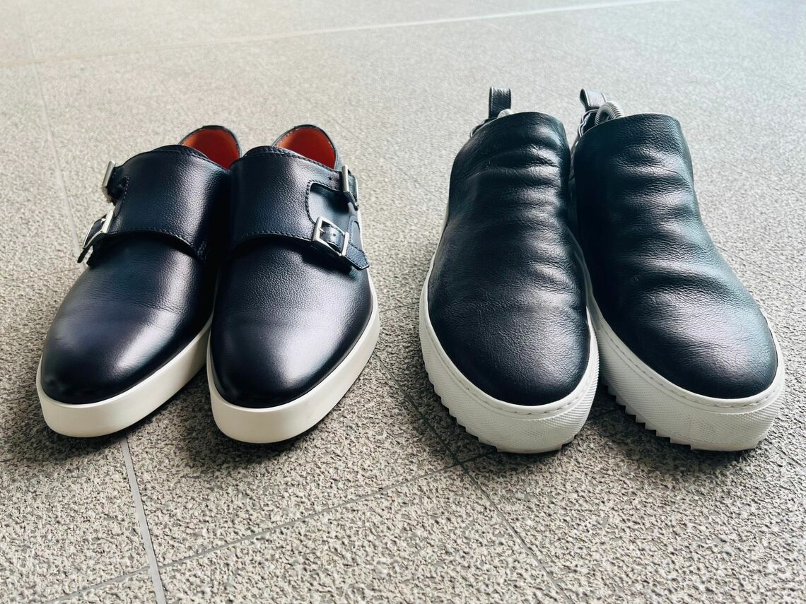 左は革靴の木型、右はカジュアルな木型（写真：筆者撮影）