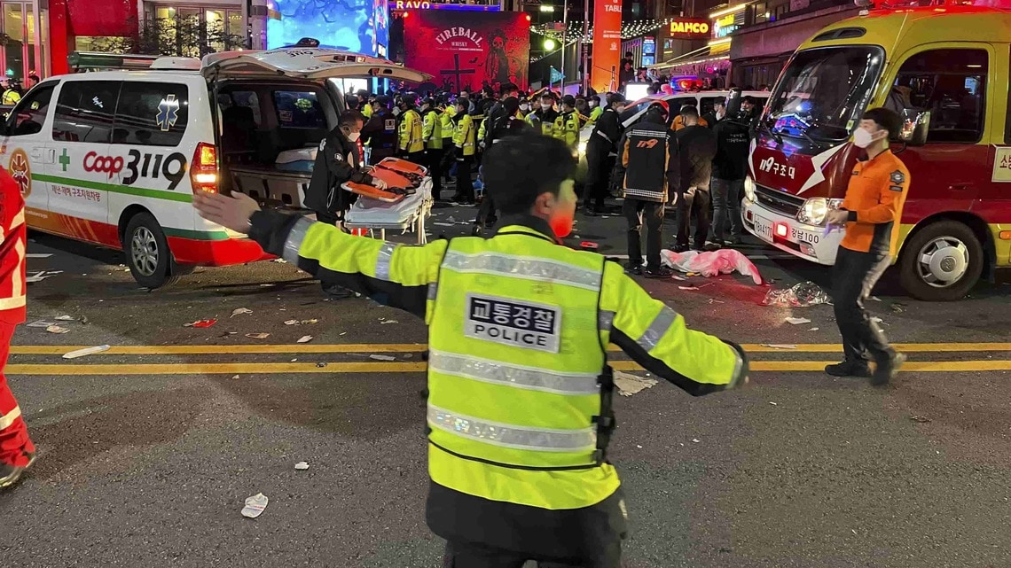 2022年10月29日に発生したソウルでの圧死事故で、警察や消防隊員が必死の救出作業を繰り広げた（写真・Matej Leskovsek／The New York Times）